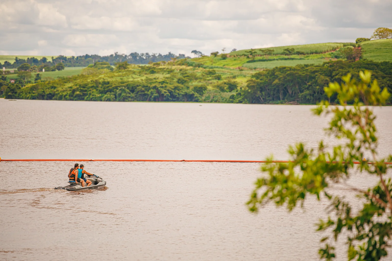 Pessoa Em Jet Ski No Rio