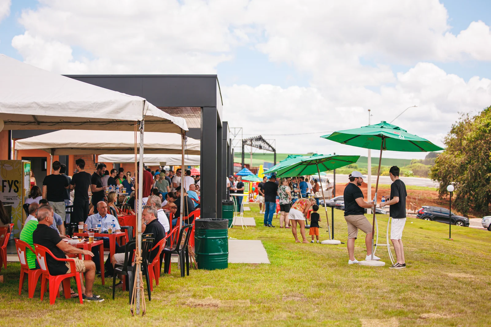 Pessoas Em Area Externa Do Oasis