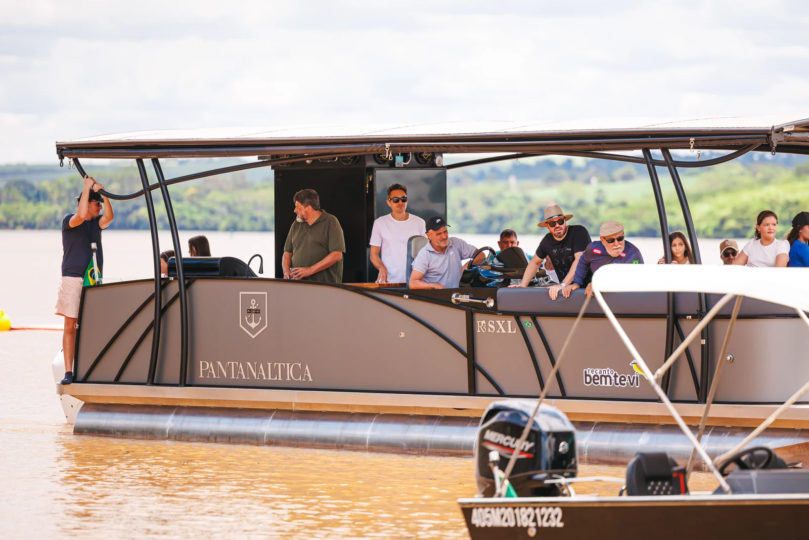 Pessoas Em Barco No Rio