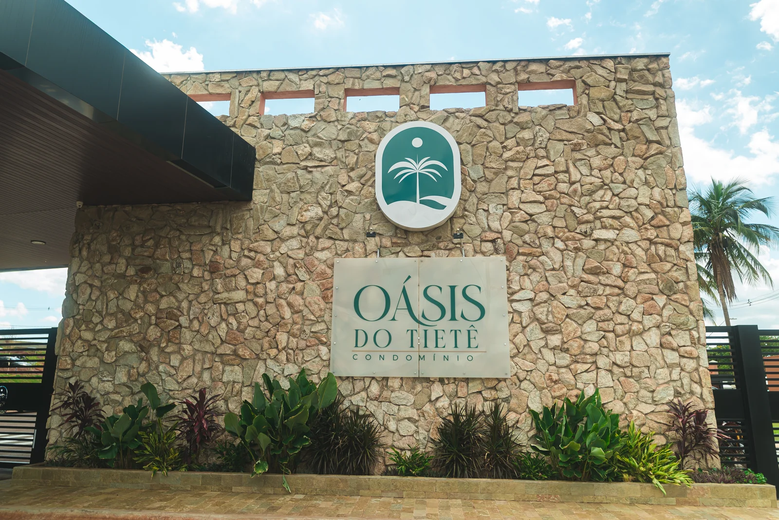 Placa Oasis Do Tiete Na Fachada